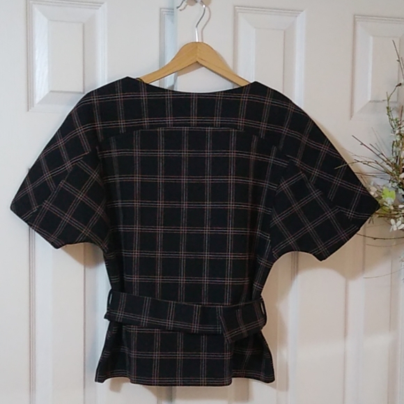 Gorgeous plaid top with belt and short sleeves - Picture 2 of 8